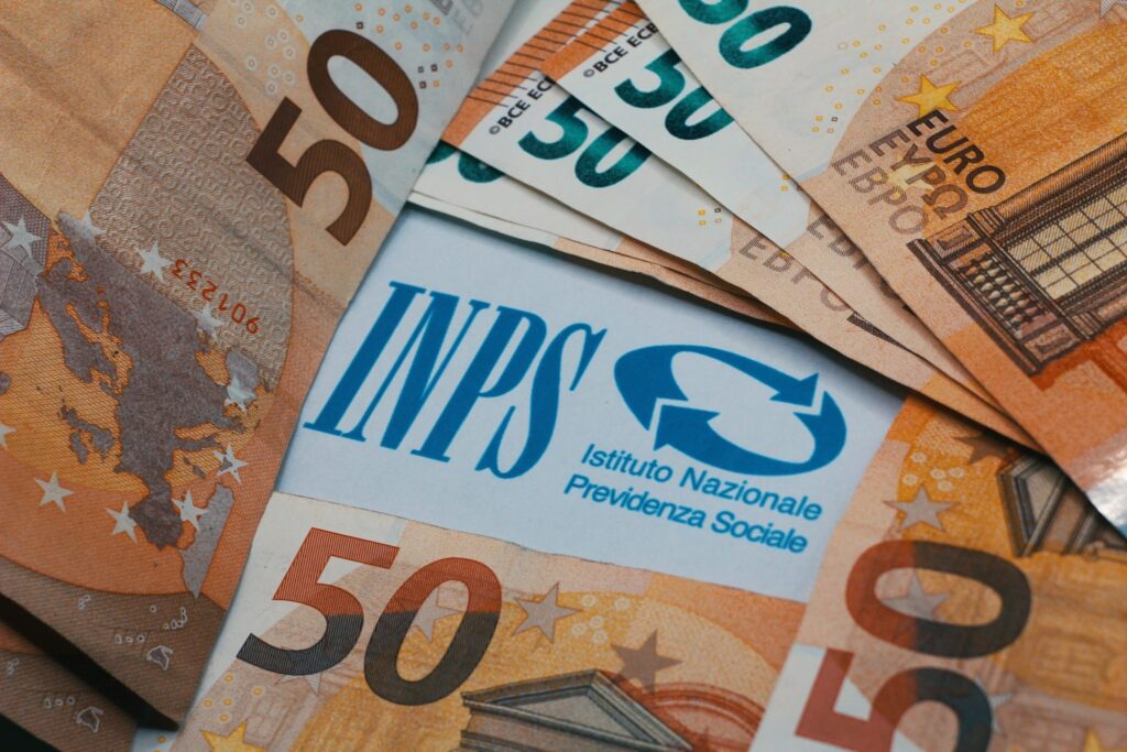 Pensioni Dicembre 2025: Date Ufficiali, Anticipo, Importi INPS (da 155€ a 655€) e Bonus Natale da 154,94€